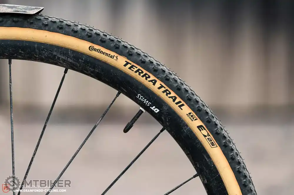 Must-Have Continental Terra Trail 700x35C ShieldWall plášť, TLR, kevlar, černá/krémová