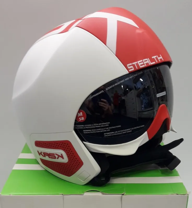 Lyžařská helma se štítem Kask Stealth mat white/red (VADA!!! viz popis) Zlevněný